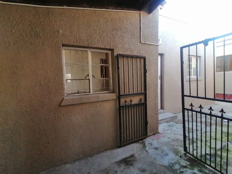 5 Bedroom Home Separated into 4 Income Generating Units - Photo 2