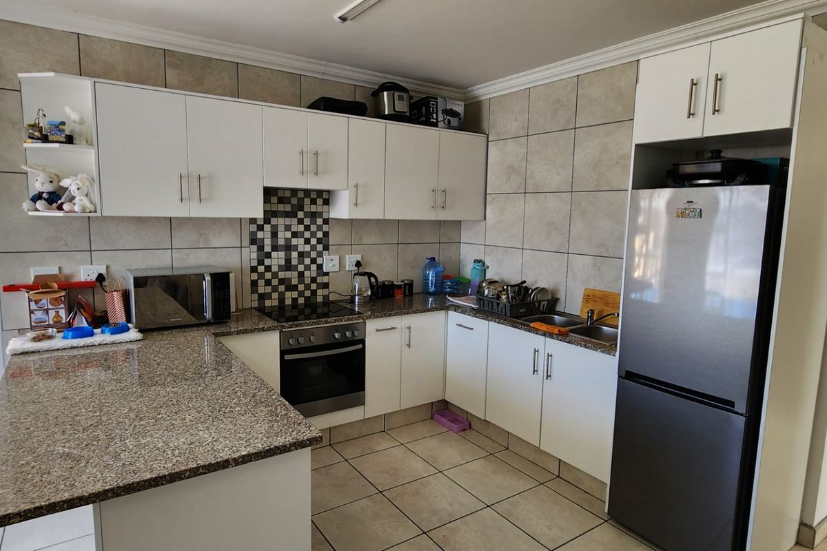 Perfect Townhouse for Scaling Down or First Time Buyers !!! - Photo 2