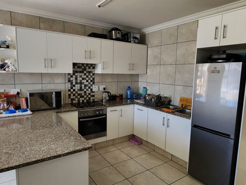 Perfect Townhouse for Scaling Down or First Time Buyers !!! - Photo 2