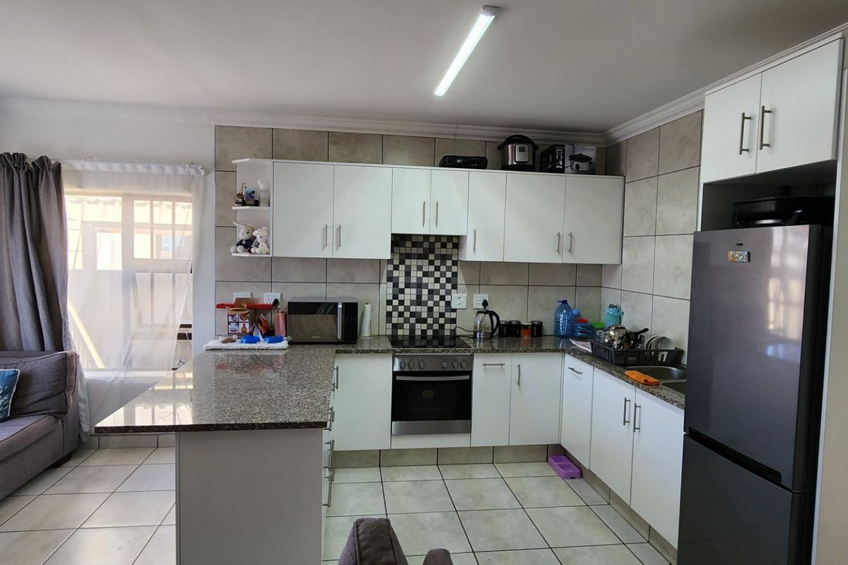 Perfect Townhouse for Scaling Down or First Time Buyers !!! - Photo 3