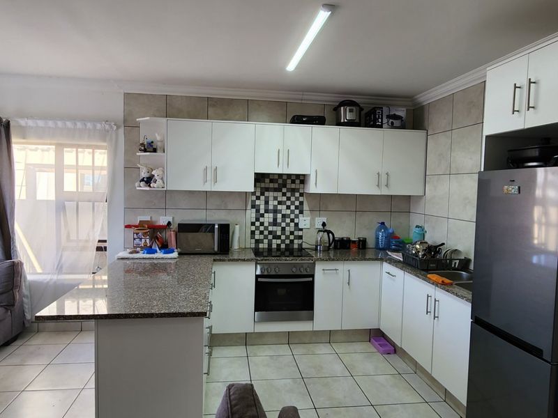 Perfect Townhouse for Scaling Down or First Time Buyers !!! - Photo 3