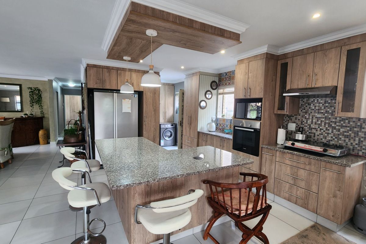Beautiful Freestanding House... Ready to Move In...  Enjoy Living in Comfort !!! - Photo 2