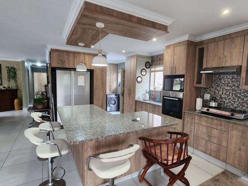 Beautiful Freestanding House... Ready to Move In...  Enjoy Living in Comfort !!! - Photo 2