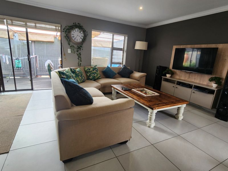 Beautiful Freestanding House... Ready to Move In...  Enjoy Living in Comfort !!! - Photo 8