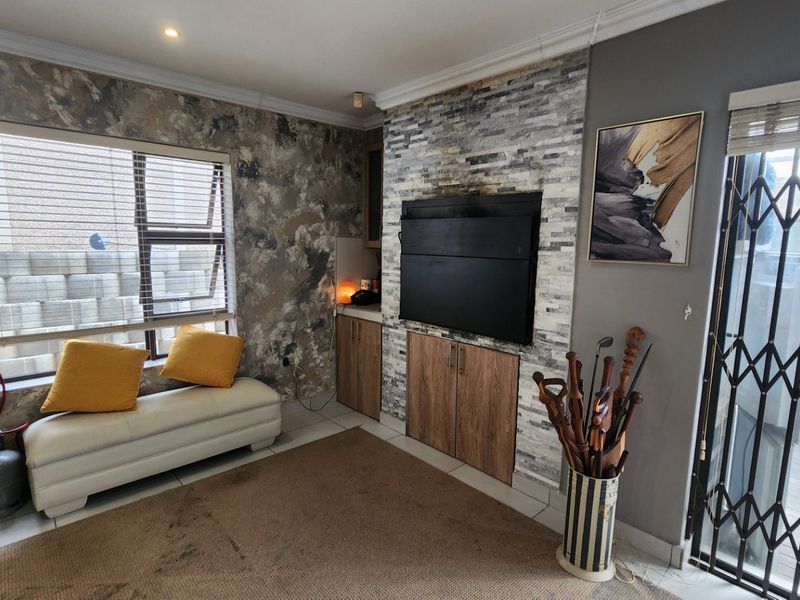 Beautiful Freestanding House... Ready to Move In...  Enjoy Living in Comfort !!! - Photo 9