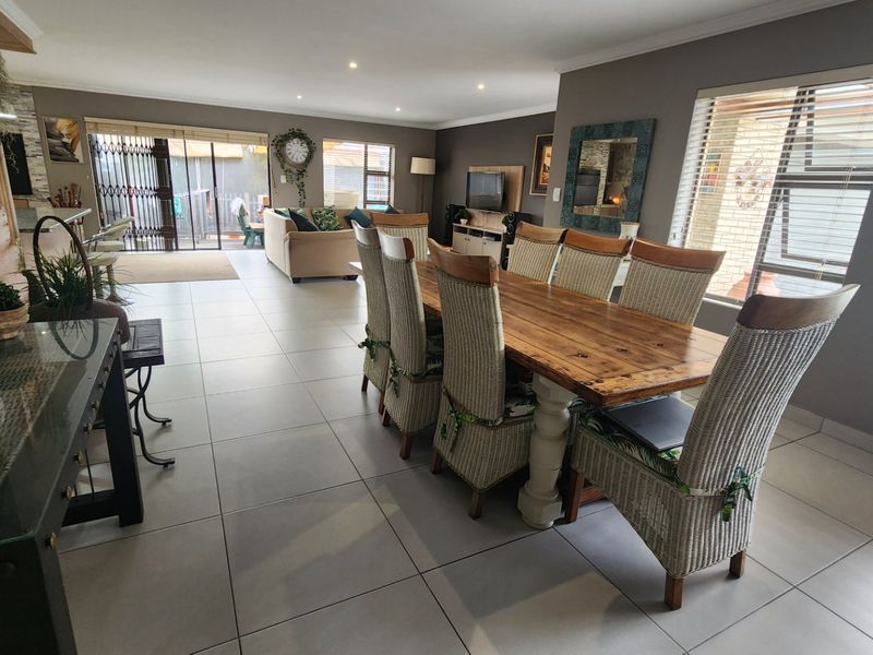 Beautiful Freestanding House... Ready to Move In...  Enjoy Living in Comfort !!! - Photo 7