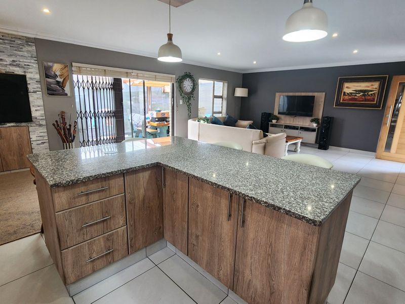 Beautiful Freestanding House... Ready to Move In...  Enjoy Living in Comfort !!! - Photo 6
