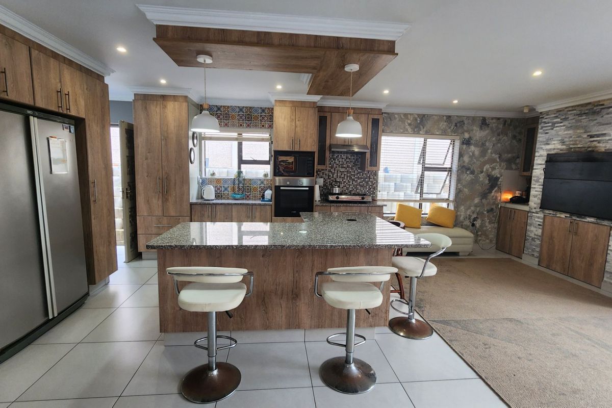 Beautiful Freestanding House... Ready to Move In...  Enjoy Living in Comfort !!! - Photo 5