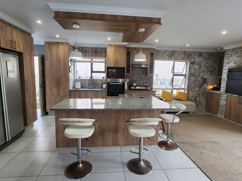 Beautiful Freestanding House... Ready to Move In...  Enjoy Living in Comfort !!! - Photo 5