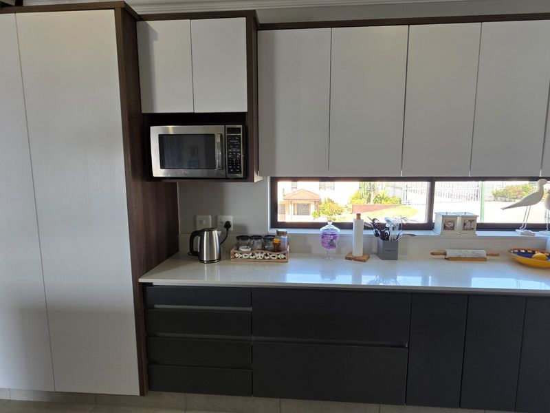 Beautiful and Modern Duet House... Granny Flat... Sea Views !! - Photo 10