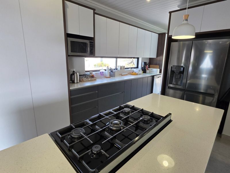 Beautiful and Modern Duet House... Granny Flat... Sea Views !! - Photo 9