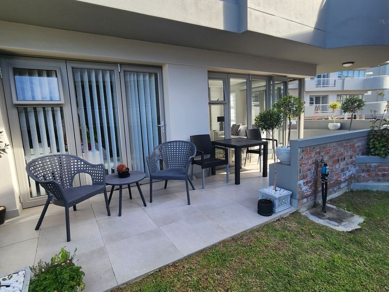 Beautiful Apartment.... Ground Floor.... Large Garage with Direct Access !!! - Photo 1