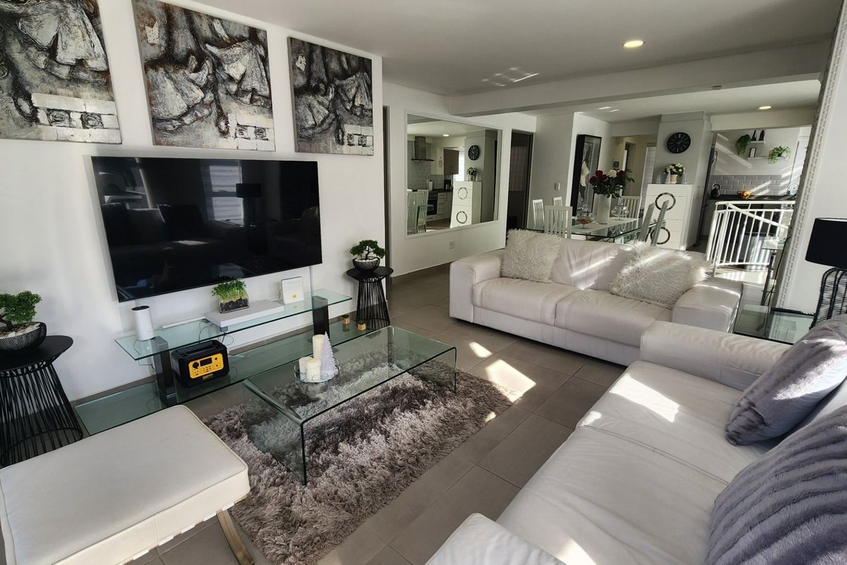 Beautiful Apartment.... Ground Floor.... Large Garage with Direct Access !!! - Photo 3