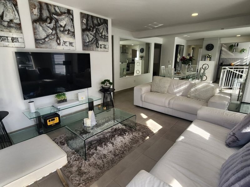 Beautiful Apartment.... Ground Floor.... Large Garage with Direct Access !!! - Photo 3