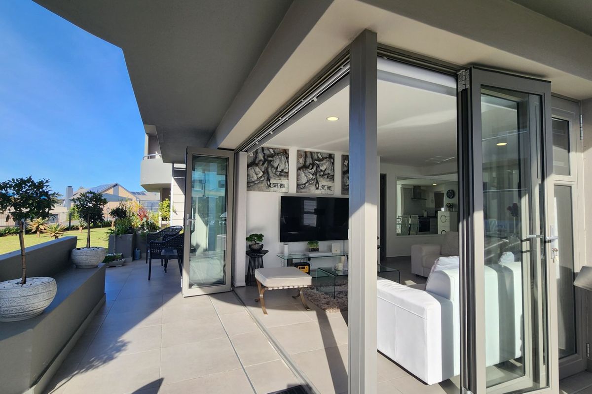 Beautiful Apartment.... Ground Floor.... Large Garage with Direct Access !!! - Photo 2