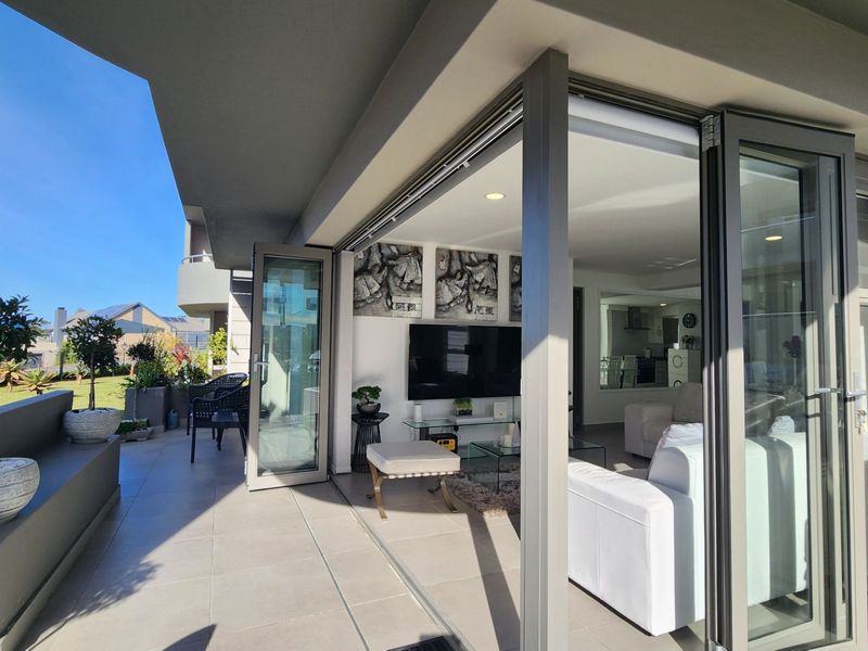 Beautiful Apartment.... Ground Floor.... Large Garage with Direct Access !!! - Photo 2