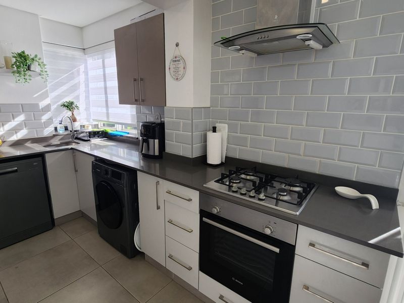 Beautiful Apartment.... Ground Floor.... Large Garage with Direct Access !!! - Photo 10