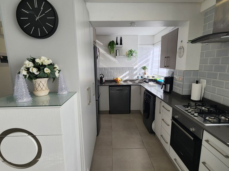 Beautiful Apartment.... Ground Floor.... Large Garage with Direct Access !!! - Photo 9