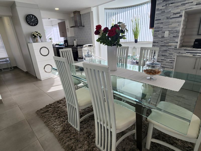 Beautiful Apartment.... Ground Floor.... Large Garage with Direct Access !!! - Photo 7