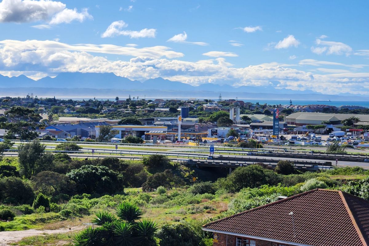 Three Bedroom Apartment... Furniture Included... Beautiful Views !!! - Photo 2