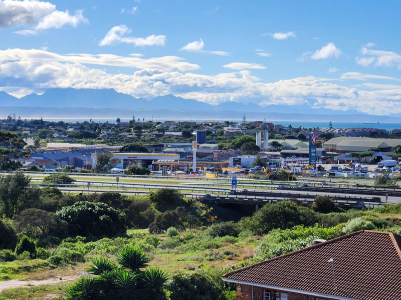 Three Bedroom Apartment... Furniture Included... Beautiful Views !!! - Photo 2