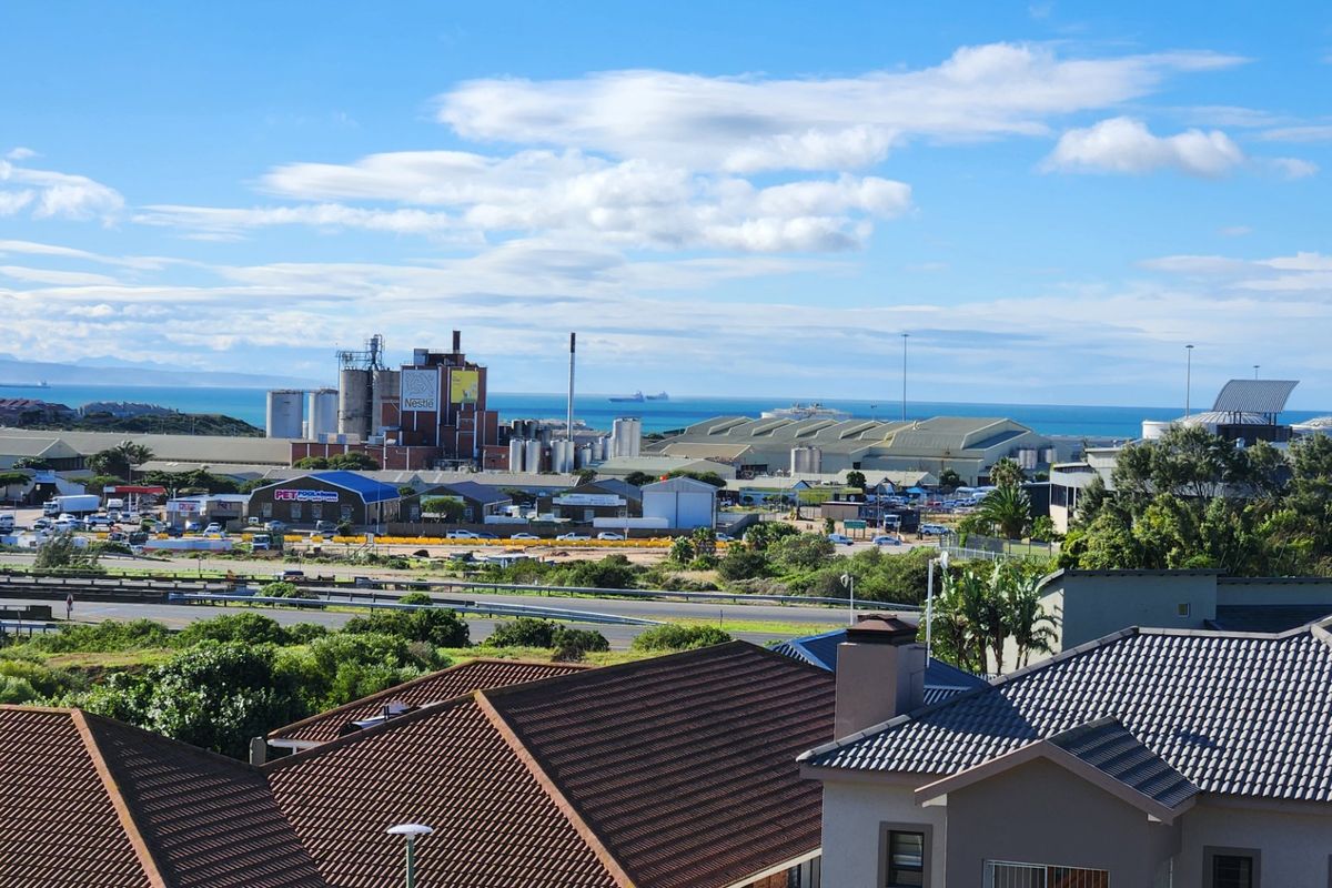 Three Bedroom Apartment... Furniture Included... Beautiful Views !!! - Photo 3