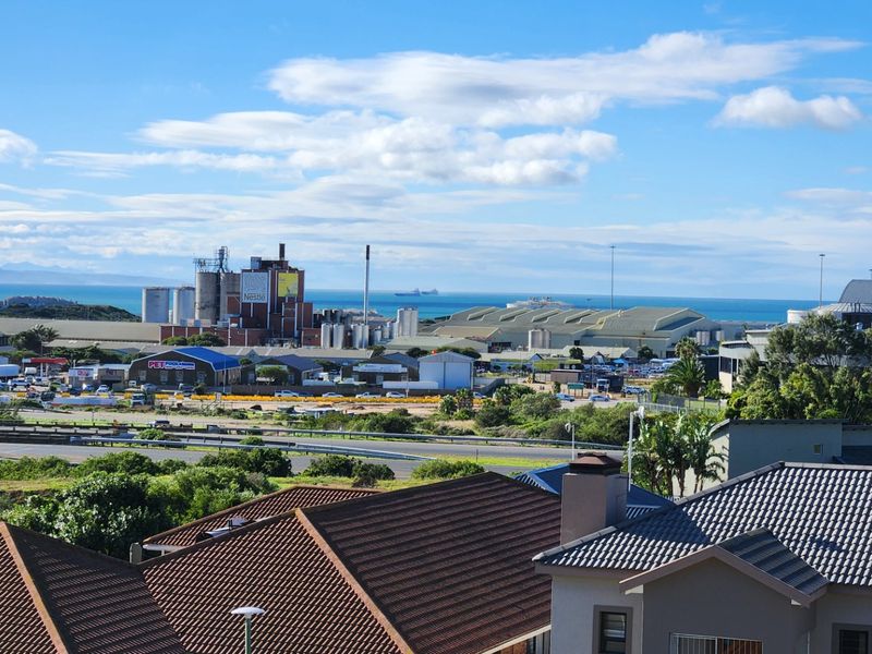 Three Bedroom Apartment... Furniture Included... Beautiful Views !!! - Photo 3