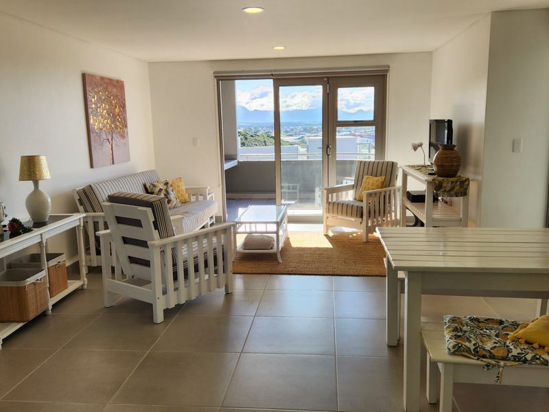 Three Bedroom Apartment... Furniture Included... Beautiful Views !!! - Photo 5