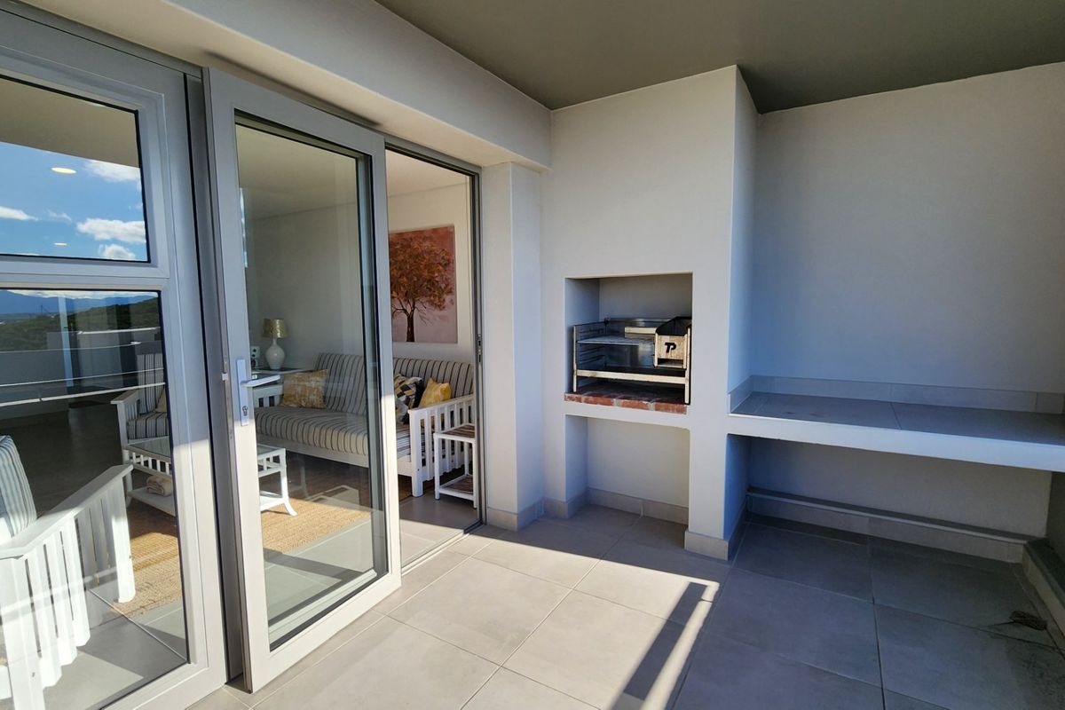 Three Bedroom Apartment... Furniture Included... Beautiful Views !!! - Photo 4