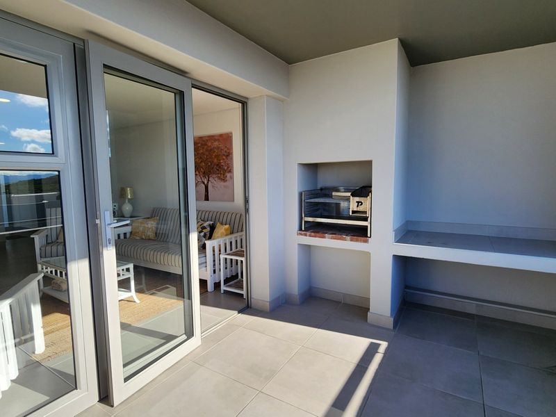 Three Bedroom Apartment... Furniture Included... Beautiful Views !!! - Photo 4