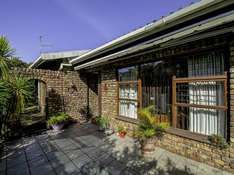 We are proud to present this stunning, low-maintenance 4-bedroom home, newly available on the market, under an exclusive mandate. - Photo 7