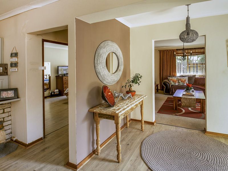 We are proud to present this stunning, low-maintenance 4-bedroom home, newly available on the market, under an exclusive mandate. - Photo 6