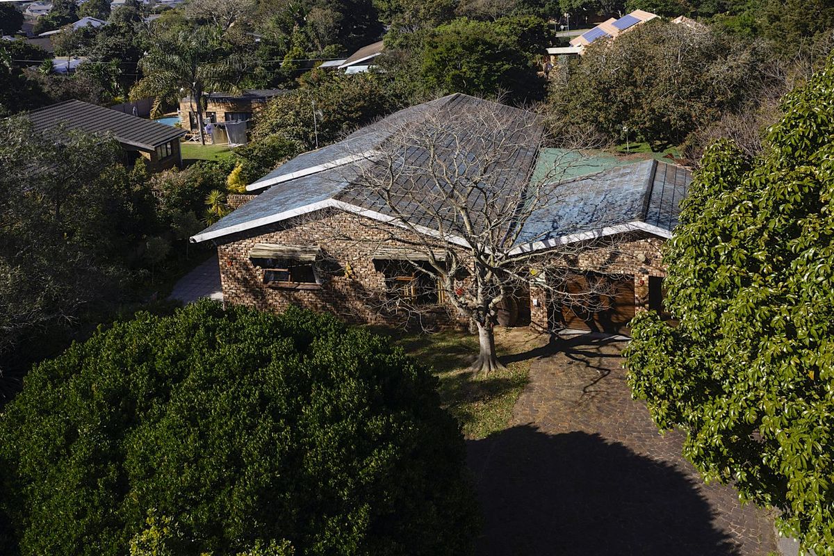 We are proud to present this stunning, low-maintenance 4-bedroom home, newly available on the market, under an exclusive mandate. - Photo 5