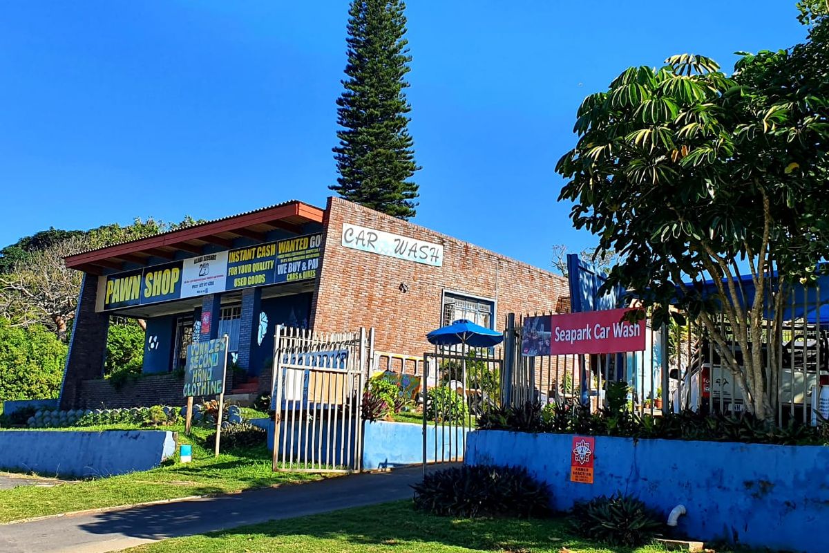 Commercial Property With 3 Businesses And Great Exposure!  - Photo 2