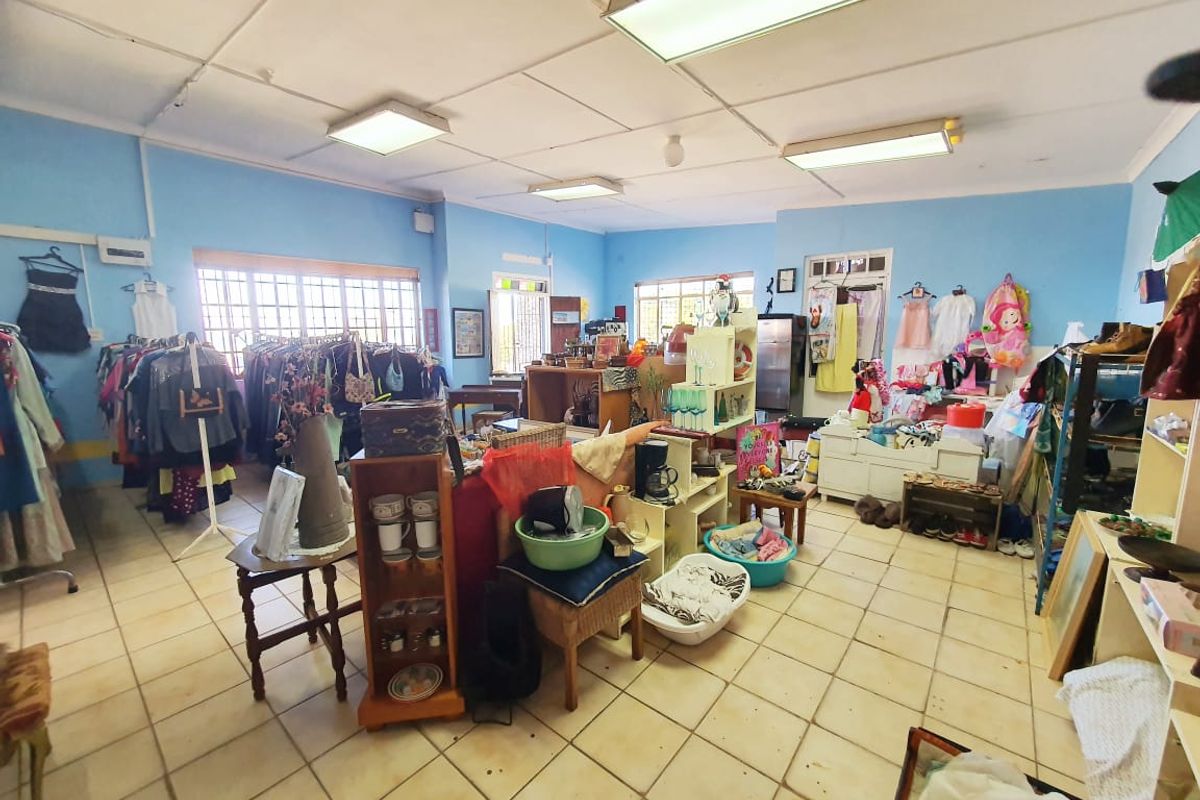 Commercial Property With 3 Businesses And Great Exposure!  - Photo 4