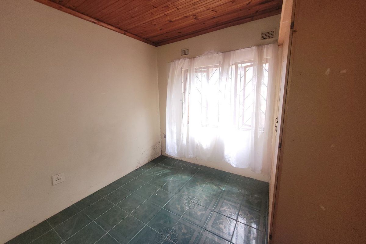 4 Bedroom Home with 1 Bedroom Flat - Photo 4