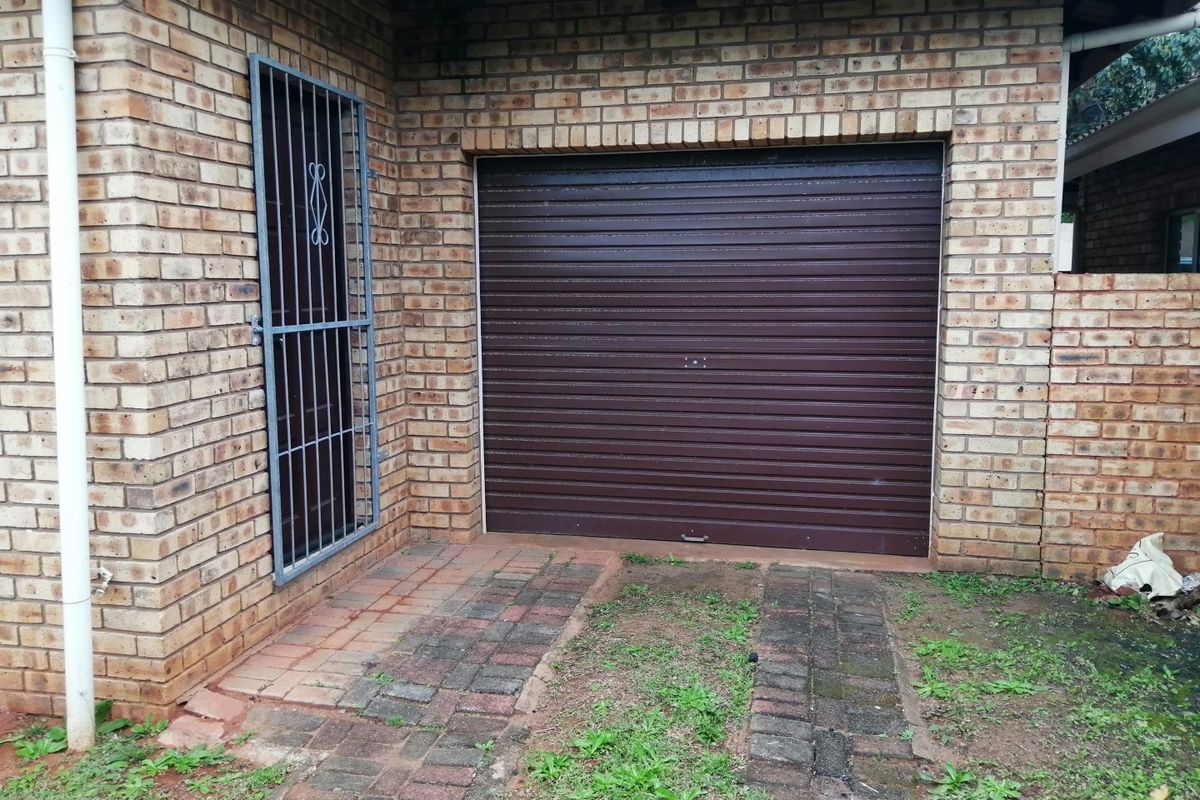 Lockup And Go 3 Bedroom Facebrick Townhouse - Photo 2
