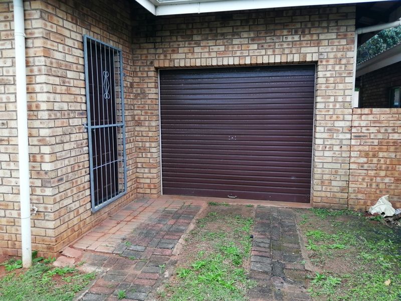 Lockup And Go 3 Bedroom Facebrick Townhouse - Photo 2