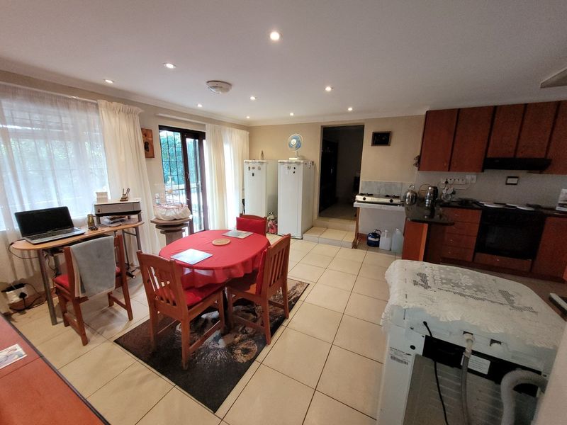 Extremely Neat Two Bedroom Pet Friendly Unit - Photo 4