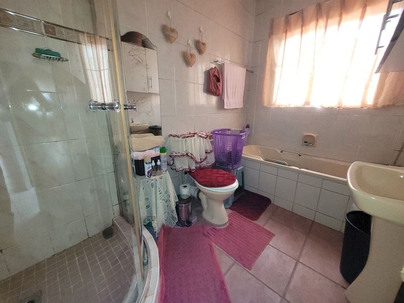 Neat Well Priced Starter Home Up For Grabs - Photo 8