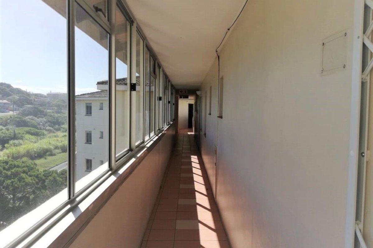 Luxurious Seaside Living: Exquisite 3 Bedroom Apartment With Breath Taking Ocean Views - Photo 2