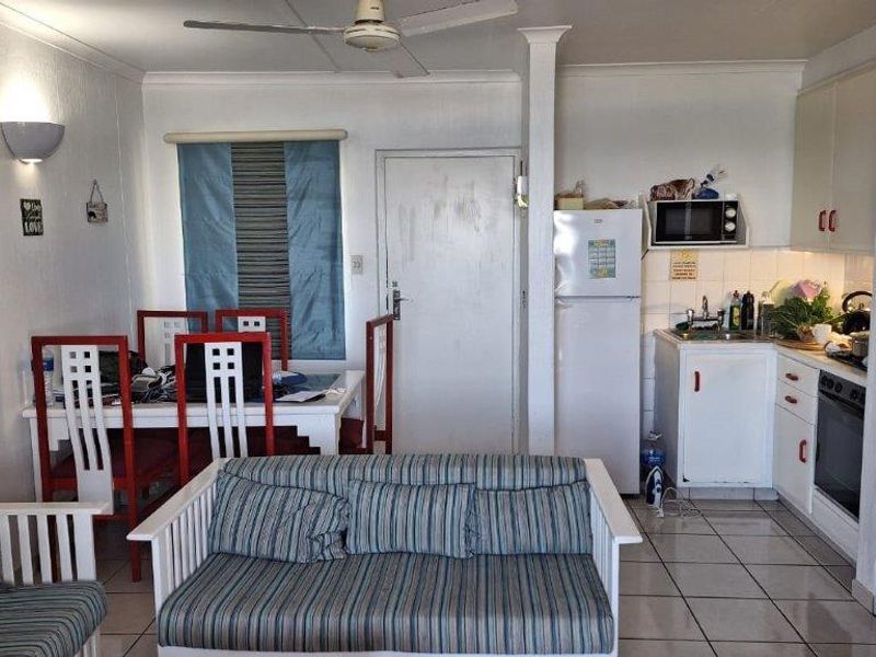 Luxurious Seaside Living: Exquisite 3 Bedroom Apartment With Breath Taking Ocean Views - Photo 9