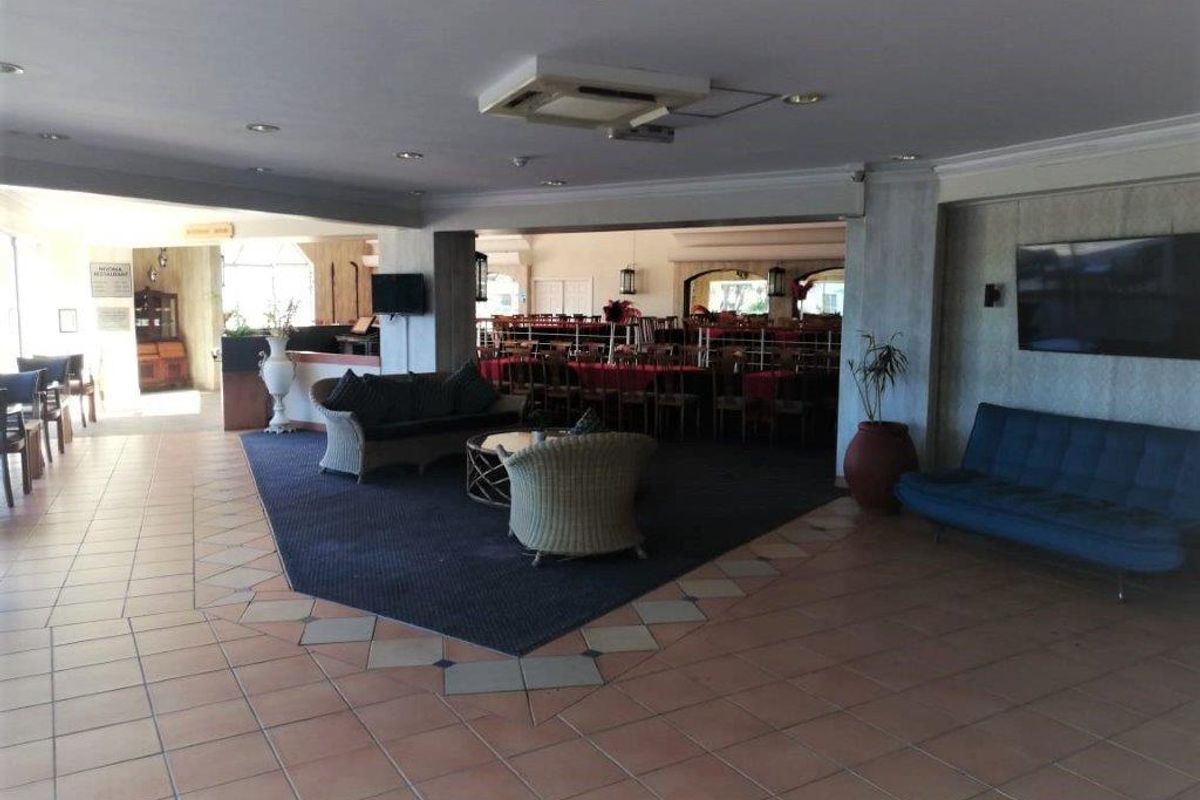 Luxurious Seaside Living: Exquisite 3 Bedroom Apartment With Breath Taking Ocean Views - Photo 3