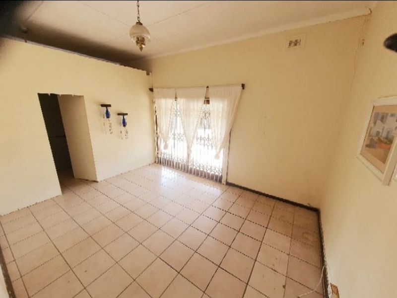 A Commercial Zoned So You Can Run It As A Business Or A House With A Flat !! - Photo 8