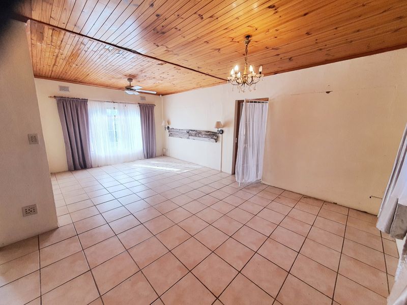 A Commercial Zoned So You Can Run It As A Business Or A House With A Flat !! - Photo 4