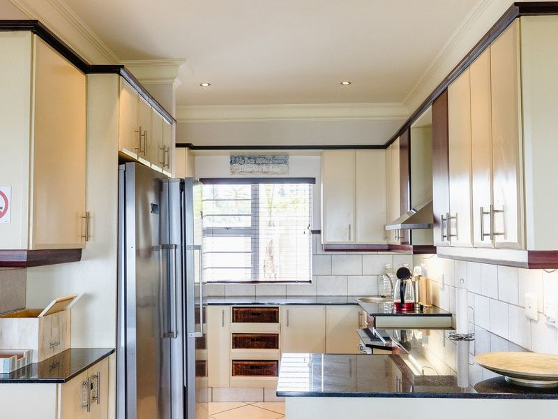 Fully Furnished Spacious And Modern - Photo 9