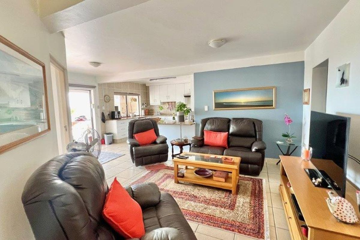 Spacious Apartment In The Heart Of Uvongo - Photo 3