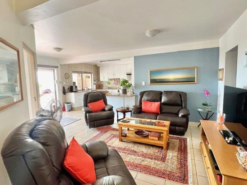 Spacious Apartment In The Heart Of Uvongo - Photo 3