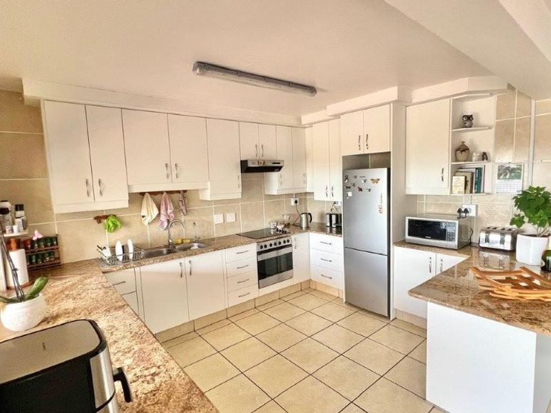 Spacious Apartment In The Heart Of Uvongo - Photo 10