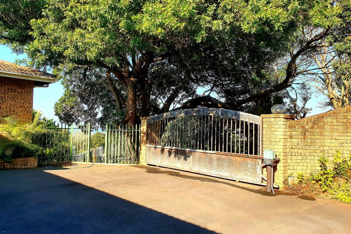 The Perfect Immaculate Face-brick Home, Sea View, Flats! - Photo 2